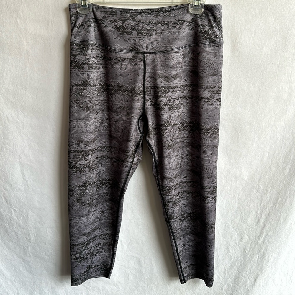 Earth Yoga gray Aztec print capris leggings, size L